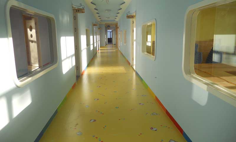 幼儿园塑胶地板面层水性打印工艺为环保性保驾