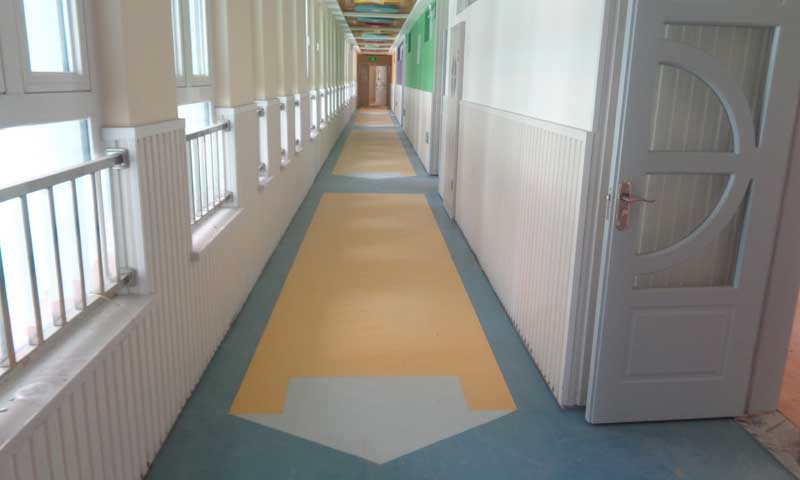 医院地板胶用同质透心仍是复合卷材地板比较好呢？